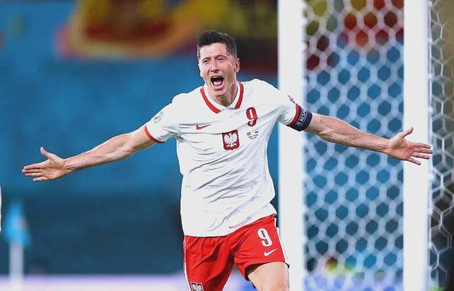 清晨德甲焦点战，费耶诺德防线松动，媒体盛赞，训练强度明显提升-爱游戏入口